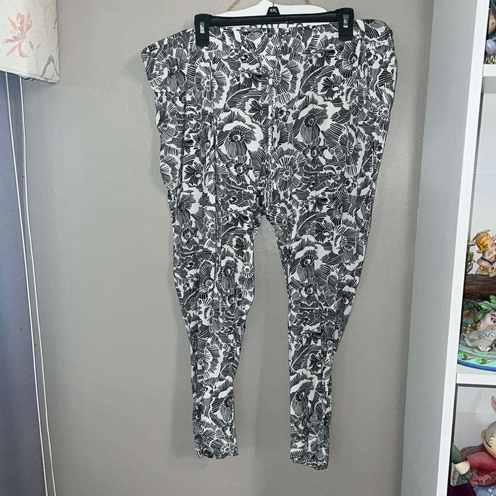 Old navy black and white floral print pull on pant